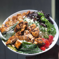 سالاد سزار با مرغ گریل و سس مخصوص دیوان